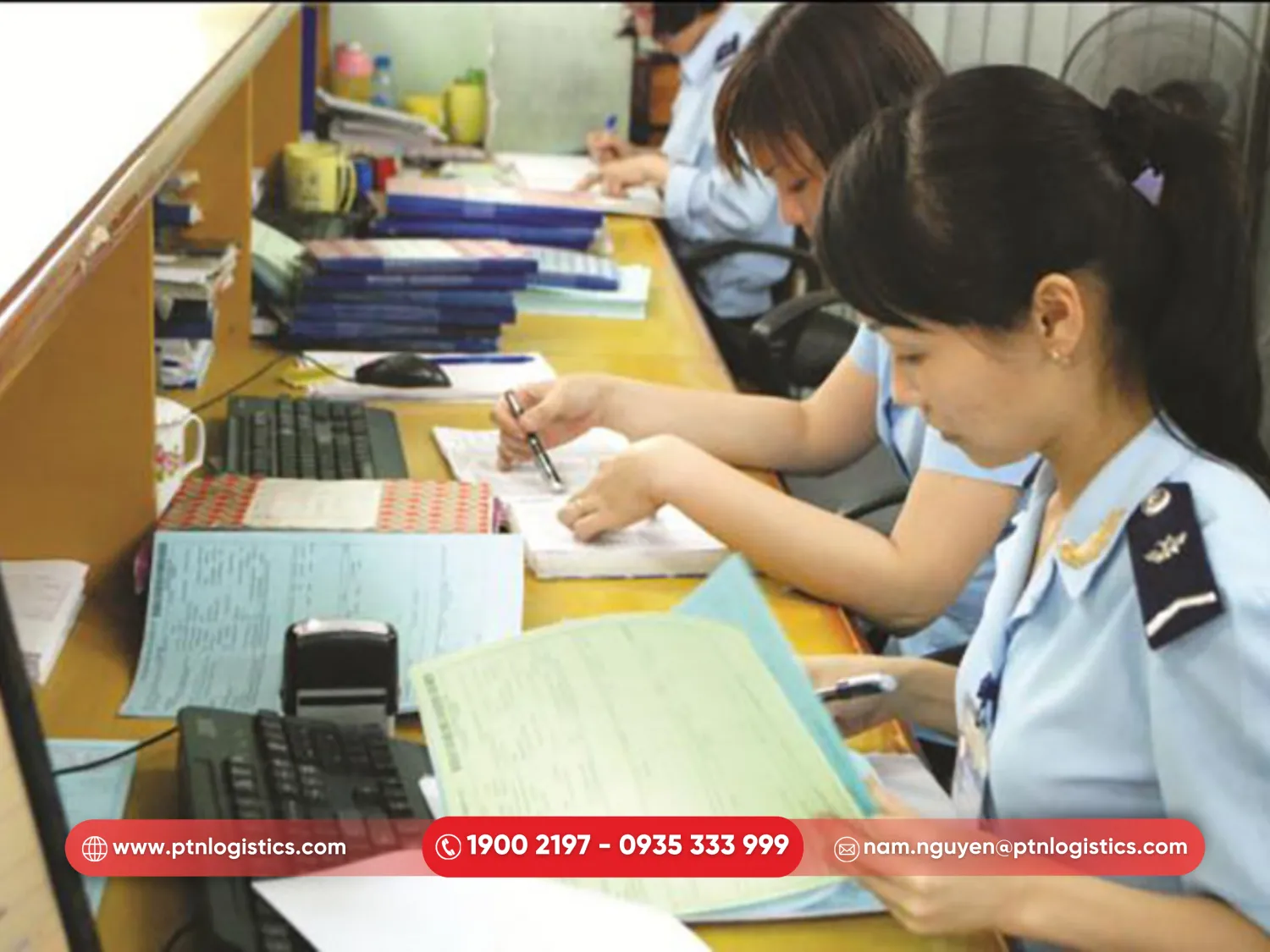 Cơ quan hải quan thực hiện kiểm tra hồ sơ