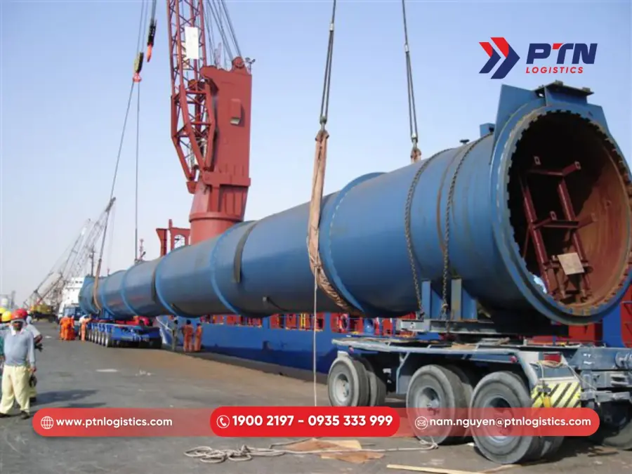 Nhân viên kiểm tra, sắp xếp hàng hóa được khi vận chuyển hàng
