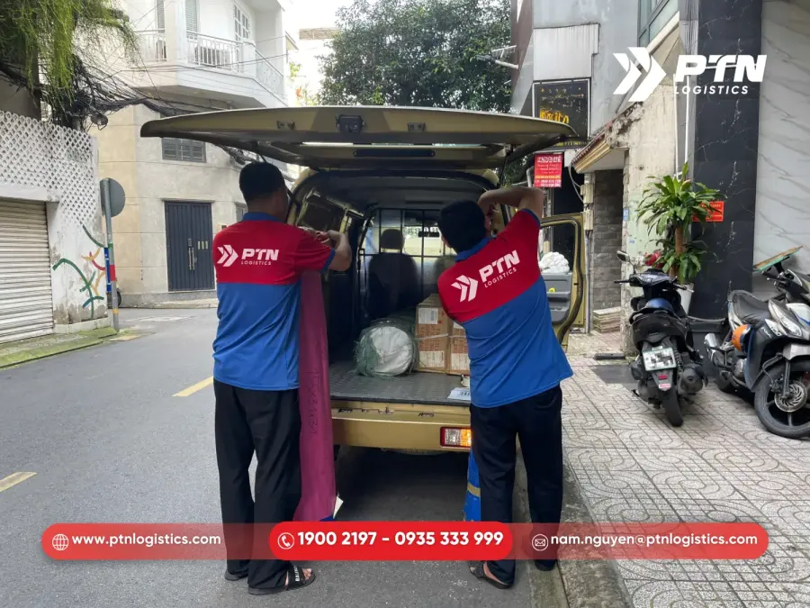 Nhân viên giao nhận của PTN sẽ nhận hàng và đóng gói