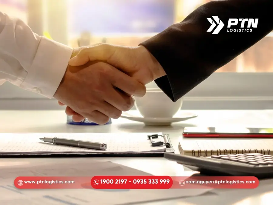 Ký hợp đồng và booking hãng tàu
